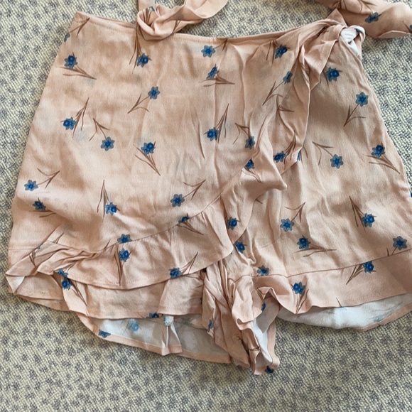 Adorable two piece set, skort and tie crop top XS - Picture 2 of 3